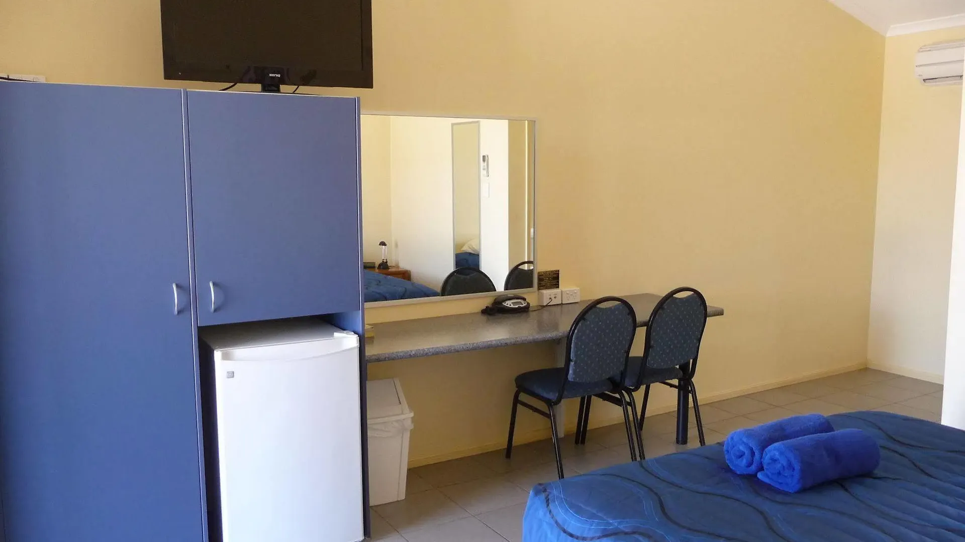****  Moura Motel Australia